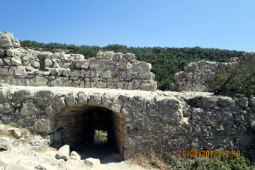 Schiessscharte in der Außenwand der Ritterburg Monolithos Castle auf der griechischen Insel Rhodos.