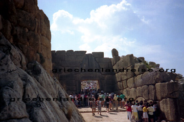 Die Kyklopenmauern auf dem Weg zum Löwentor, dem Eingang zur Burg Mykene auf der Halbinsel Peloponnes, Griechenland.