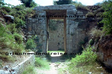 Ansicht von einem Portal im Palast von Mykene mit dem Monolith der auf etwa 10 Meter hohen Kyklopenmauern errichtet ist. Auf dem nächsten kleineren Bild von dem Portal sieht man eine Person als Größenvergleich.