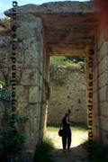Größenvergleich von einem Portal mit Monolith auf der Burg in Mykene.