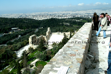 Blick von der Akropolis auf Athen und das Odeion des Herodes Atticus.