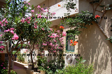 Zugang über den Balkon an den jeweiligen Blocks von dem Odyssia Beach Hotel in Rethymnon auf der Insel Kreta in Griechenland.