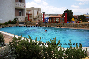 Swimmingpool von dem Odyssia Beach Hotel in Rethymnon auf der Insel Kreta in Griechenland.