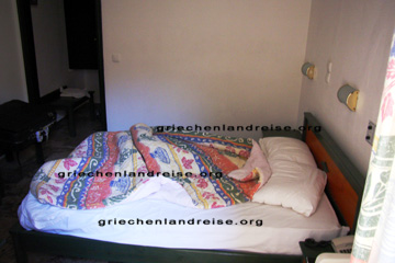 Mein Hotelzimmer mit dem Bett in dem Odyssia Beach Hotel in Rethymnon auf der Insel Kreta in Griechenland.