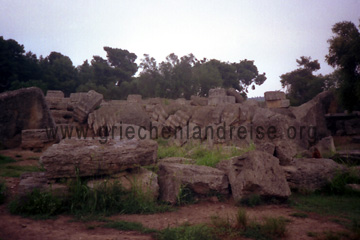 Umgestürzte Säulen im antiken Olympia auf den Peloponnes in Griechenland
