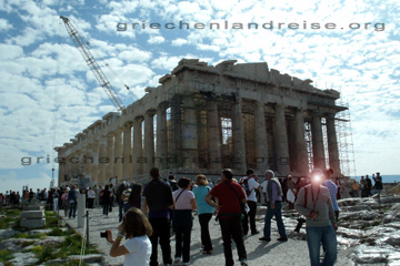 Beim Sightseeing vom Parthenon auf der Akropolis in Athen. Und dazwischen jede Menge Touristen die auf der Suche nach guten Fotomotiven aus der Antike Griechenlands sind.