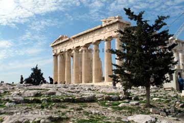 Parthenon Ostfassade oder Anblick wenn man vom dem Propyläen in Richtung vom Eingang zur Akropolis geht, dem Propyläen.