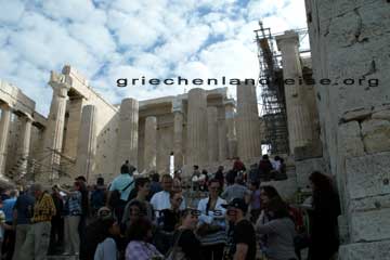 Säulenreihen des Propyläen an der Westfassade und dem Zugang auf die Akropolis in Athen.
