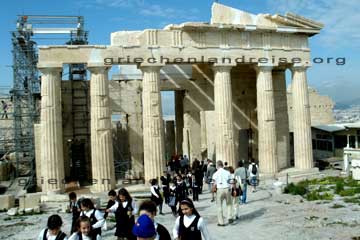 Ostfassade des Propyläen auf der Akropolis im Jahr 2010.
