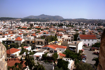 Blick auf die Stadt Rethymnon auf der Insel Kreta in Griechenland. Links auf dem Bild erkennt man noch ein Minarett einer der Moscheen aus Türkischer Zeit in Rethymnon.