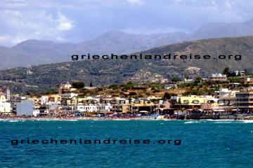 Strand von Rethymnon im Westen der Ferieninsel Kreta in Griechenland. Von der Festung Castro Fortezza aus fotografiert.