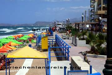 Rethymnon, Kreta, Griechenland. Strandpromenade und Blick auf die Bucht mit dem Türkis farbenen Meer und den schönen Wellen, die manchmal bis zu vier Meter hoch waren.
