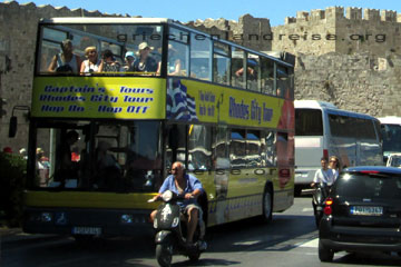 Touristen bei der Rhodos City Tour im Doppeldecker-Bus durch Rhodos Stadt.
