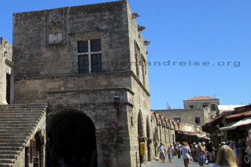 Am Hippokratesplatz in der Altstadt von Rhodos Stadt. Scharen von Touristen kommen in den Sommermonaten in die historische Altstadt.