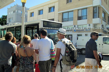 Ein öffentlicher Bus an der Haltestelle in Rhodos Stadt der laut Fahrplan nach Faliraki fährt auf der Insel Rhodos beim Griechenland Urlaub.