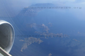 Luftbild der Fourni Inselgruppe neben den griechischen Inseln Samos und Ikaria, noch etwa 200 Kilometer bis Rhodos oder noch 38 Minuten bis zur Landung auf dem Flughafen von Rhodos.