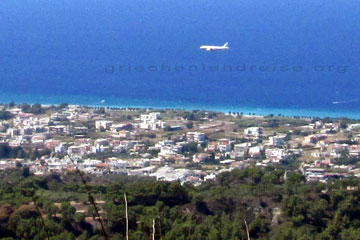 Ein weißer Urlaubsflieger beim Anflug der Landebahn auf der griechischen Insel Rhodos.