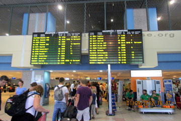 Anzeigetafel der Flüge in dem Terminal vom Flughafen auf der Insel Rhodos in Griechenland.