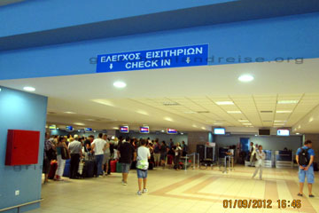 Touristen beim Check in dem Terminal vom Flughafen auf der griechischen Insel Rhodos im August 2012.