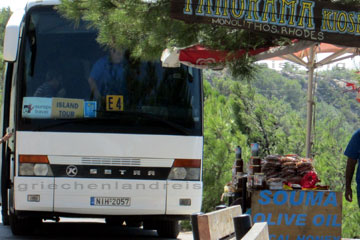 Touristen bei einer Insel Tour im klimatisierten Reisebus auf Rhodos - Griechenland.