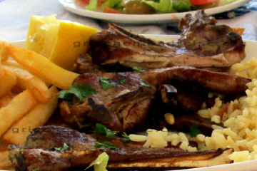 Griechisches Essen beim Rhodos Urlaub in einem Restaurant, Lammkotelette mit Pommes, Reis und Salat.  11 Euro 2012