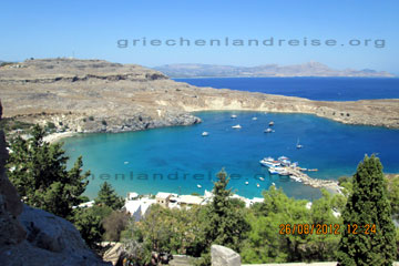Hafen von Lindos auf der griechischen Insel Rhodos und an der Anlegestelle die recht große Ausflugsboote mit denen man eventuell an der Ostküste entlang von Rhodos Stadt nach Lindos fährt.