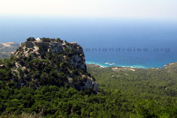 Monolithos Berg und Burg auf der Insel Rhodos. Dieses Bild macht man bei einem Halt am Panorama Kiosk wo man im Hintergrund die Westküste und das türkis Farben Meer erblickt.