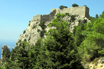 So zeigt sich das Monolithos Castle seinen Besuchern als erstes mit den Außenmauern der Ansicht von Süden.