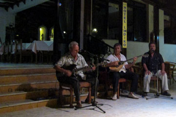Griechische Band auf der Insel Rhodos beim Auftritt in unserem Hotel.