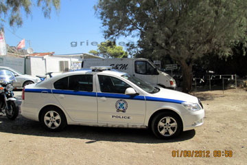 Weißes Polizeiauto und dahinter ein geparktes Polizeimotorrad auf der Insel Rhodos beim Griechenland Urlaub.