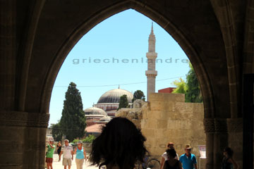 Deutlicher Hinweis auf die Vergangenheit von der griechischen Insel Rhodos und dem nahen Orient, die Moschee in der Rhodos Stadt die hier durch den Torbogen und dem Kreuzgewölbe hindurch fotografiert ist.