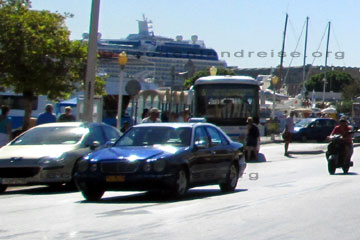 Ein schwarzes Taxi mit weißem Dach auf der Insel Rhodos beim Griechenland Urlaub.