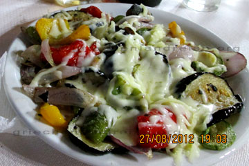 Griechisches Essen beim Rhodos Urlaub in einem Restaurant,vegetarischer Auflauf mit Käse über backen und Brot.  7,50 Euro 2012