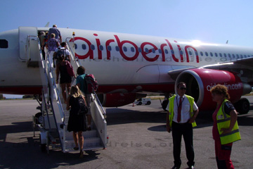 Touristen beim einsteigen in das Flugzeug auf dem Flughafen von Samos.