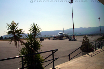 Flugzeug auf dem Flughafen von Samos das gerade betankt wird.