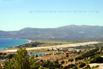 Landebahn am Flughafen auf der Insel Samos und die sichelförmige lang gezogene Bucht sowie der Ort Potokaki.