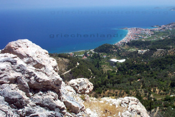 Aussicht vom Berg Lazaros auf den Ferienort Kokkaris im Norden der griechischen Insel Samos in der Ägäis beim Wandern.