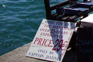 Preis der Picknick Bootstour an der Ablegestelle der Bootstouren in dem Ferienort Pythagorio auf der Insel Samos in der Ägäis in Griechenland im August 2011.