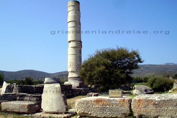 Reste von einem Tempel im Heraion auf der Insel Samos in der Nähe von Ireon. Auf dem Bild erkennt man Mauerreste der Fundamente und eine einsame Säule.