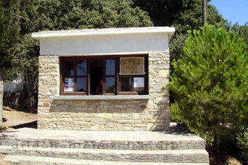 Besetztes Kassenhaus an der Wasserleitung aus der Antike dem Eupalinos Tunnel auf der Insel Samos in Griechenland.