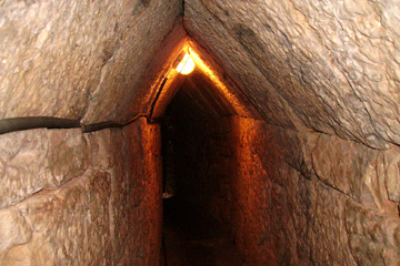 Gemauerter Teil im Eupalinos Tunnel und ausgeleuchtet.