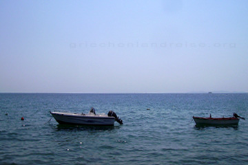 Fischerboote in einem Hafen auf der Insel Samos in Griechenland.