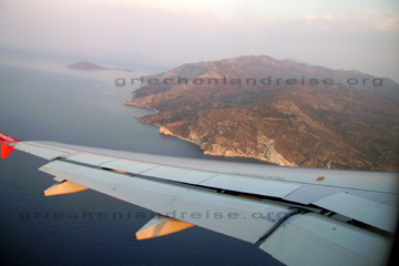 Beim Flug auf die Insel Samos aus dem Flugzeug fotografiert. Unter der linken Tragfläche erkennt man die Küstenlinie der Inseln die wir da gerade in geringer Höhe überfliegen.