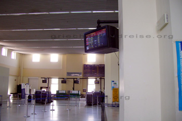 Check-in Schalter in der Abflughalle am Flughafen auf der Insel Samos.