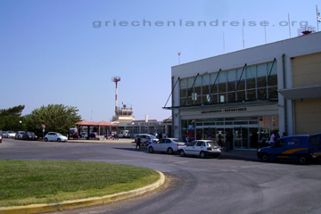 Departure, sprich Eingang zur Abflughalle am Flughafen auf der Insel Samos. Hier kann man als Kurzparker auch sein Fahrzeug abstellen.