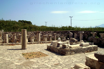 Säulen Rest mit Kapitälle und Friese im Heraion auf der Insel Samos in der Nähe von Ireon. Ich finde man hätte sich bei der Rekonstruktion ruhig etwas mehr Mühe geben können.