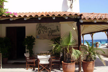 Blick auf das kleine Hotel Long Beach auf der Insel Samos in Griechenland.