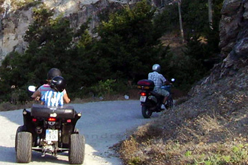 Inselrundfahrt mit dem Quad auf der Insel Samos beim Griechenland Urlaub.