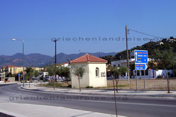 Einfahrt in den Ort Karlovassi in Richtung Vathi auf der griechischen Insel Samos.
