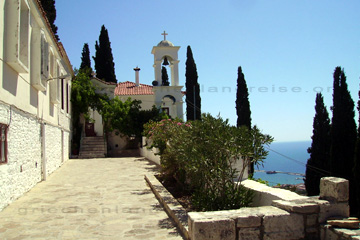 Anblick vom weißen kleinen Glockenturm und Aussicht von einem Kloster auf einem Berg auf der griechischen Insel Samos.